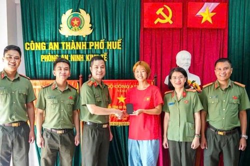 Trao trả điện thoại đánh rơi cho nữ sinh viên Nhật Bản