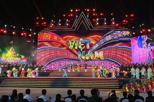 Cả dân tộc cùng hành quân tới tương lai rực rỡ