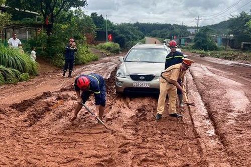 Đồng Nai: Khẩn trương khắc phục sự cố sạt lở, bùn đất phủ kín quốc lộ 14C
