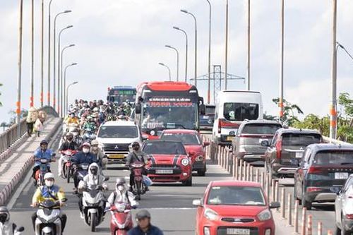 Bến xe, sân bay thông thoáng, cửa ngõ Tây TP.HCM đông đúc ngày cuối kỳ nghỉ lễ