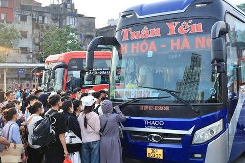 Khách đổ về Hà Nội ngày cuối nghỉ lễ 2/9, bến xe đông nghẹt