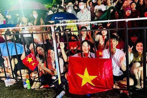 TP.HCM: Người dân đội mưa đi xem chương trình nghệ thuật chào mừng Quốc khánh 2/9