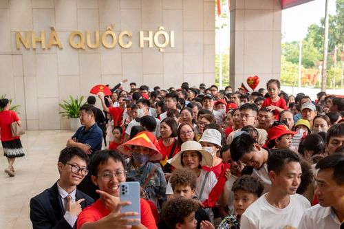 Người dân hào hứng khi được 'Check-in' tại Nhà Quốc hội