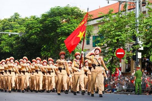 Đi giữa vòng tay nhân dân