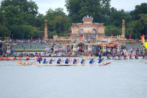Tưng bừng giải đua ghe mừng Tết độc lập trên sông Hương