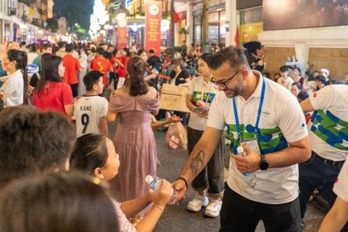 Khoảnh khắc người dân bất ngờ khi CEO Pharmacity trực tiếp phát nước trong đêm Đại lễ