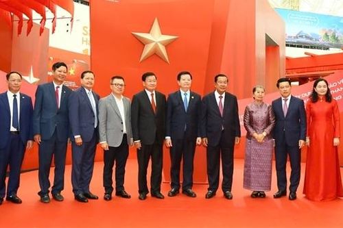 Lãnh đạo hai nước Lào, Campuchia thăm Triển lãm thành tựu đất nước