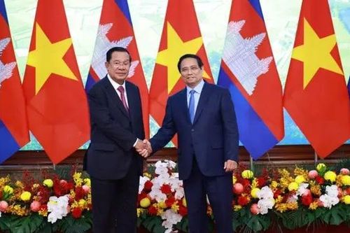 Thủ tướng Phạm Minh Chính hội kiến Chủ tịch Thượng viện Campuchia Hun Sen