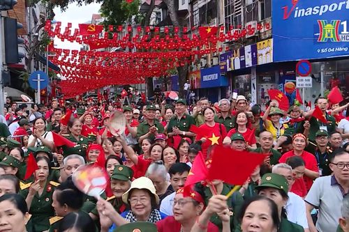Hà Nội tươi vui, phấn khởi trong ngày Đại lễ