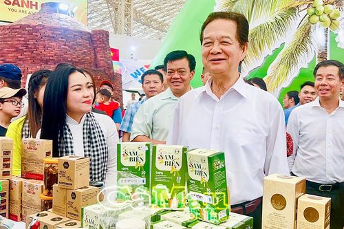 Nguyên Thủ tướng Nguyễn Tấn Dũng tham quan gian trưng bày tỉnh Cà Mau