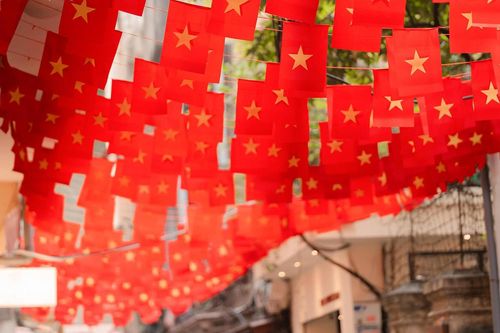 Những người góp phần tạc nên hình nước, hồn nước