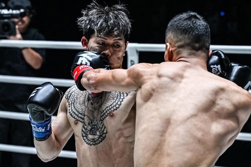 Cao thủ muay Thái bất bại 6 năm đá trượt làm đối thủ giật mình, bị xử thua ấm ức