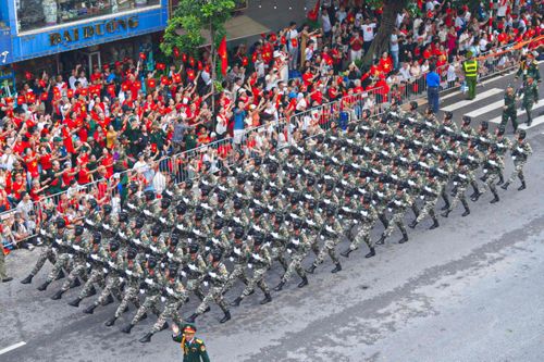 Triệu trái tim yêu nước chào đón các đoàn diễu binh xuống phố