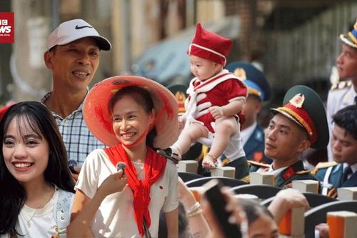 Giọt nước mắt hạnh phúc và nụ cười đầy tự hào trên Quảng trường Ba Đình