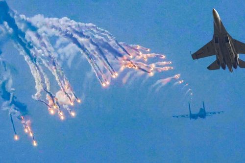 Giải mã màn thả bẫy nhiệt, 'hóa rồng lửa' của Su-30MK2 tại Lễ diễu binh A80