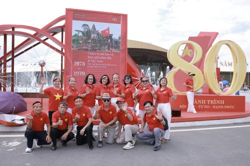 Trung tâm Triển lãm Việt Nam được 'nhuộm đỏ' bởi triệu trái tim yêu nước