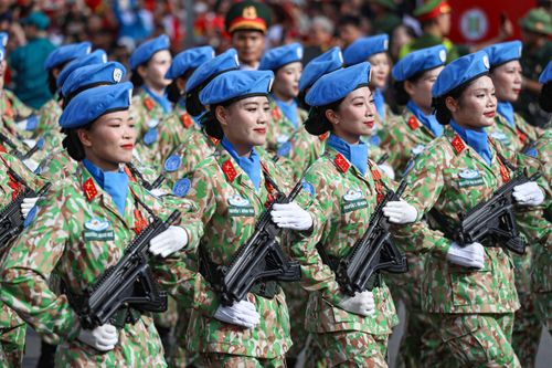 Vẻ đẹp của các 'bông hồng' trong khối nữ diễu hành A80 tại Quảng trường Ba Đình
