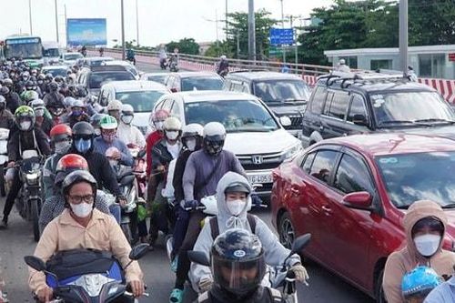 Người dân vất vả trở lại TP Hồ Chí Minh sau 4 ngày nghỉ lễ 2-9