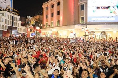 Người dân Hà Nội phấn khích với màn pháo hoa mừng Tết Độc lập