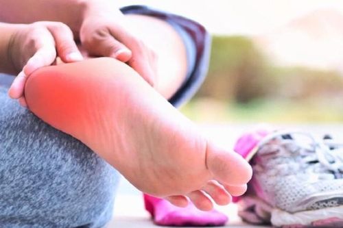 Ngủ dậy đau gót chân phải làm sao?