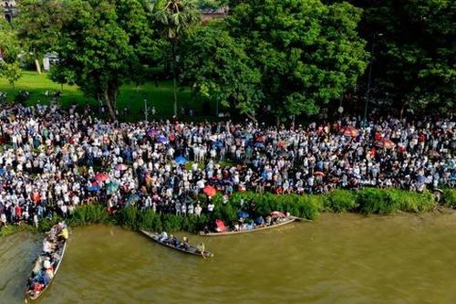 Hàng nghìn người 'ken đặc' bờ sông Hương xem đua ghe ngày Quốc khánh