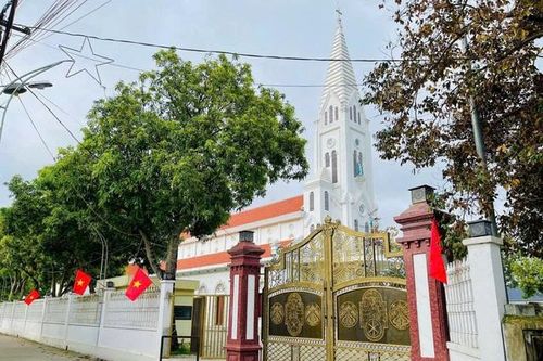 Nghệ An: Cờ đỏ sao vàng rực rỡ tại các cơ sở tôn giáo mừng Quốc khánh 2/9