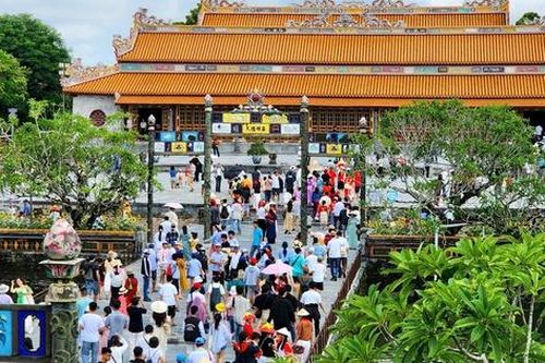 Sắc đỏ sao vàng rực rỡ trong dòng người tham quan di tích Huế ngày Quốc khánh