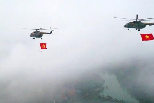 Máy bay vượt mây trình diễn kéo cờ, thả bẫy nhiệt trước Quảng trường Ba Đình trong ngày Quốc khánh