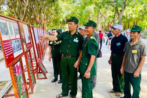 Dòng người muôn phương về quê Bác trong ngày Quốc khánh