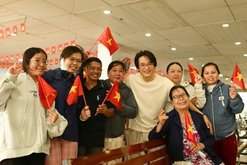 Hà Anh Tuấn dành thời gian cho những hoàn cảnh đặc biệt 'không thể đi xem diễu binh'