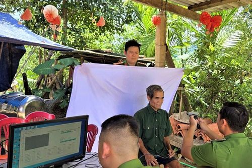 Quảng Ngãi: Công an vùng cao đến tận nhà, hỗ trợ cấp đổi thẻ đảng viên