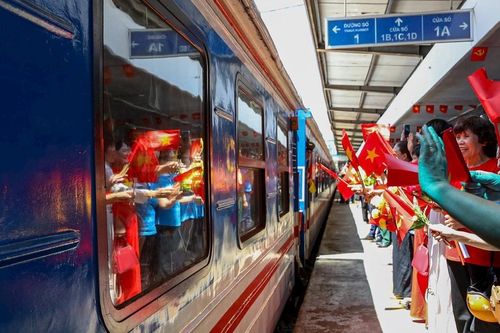 Hình ảnh người dân, cựu chiến binh quyến luyến chia tay các khối quân đội lên tàu vào Nam