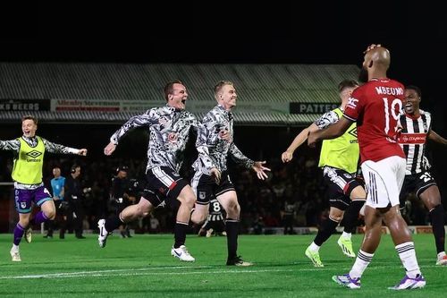 MU từ chối đá lại dù Grimsby phạm luật