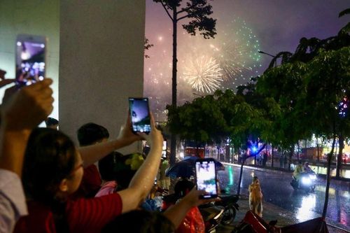 Pháo hoa dịp 2/9 tại TP.HCM chịu ảnh hưởng từ cơn mưa lớn