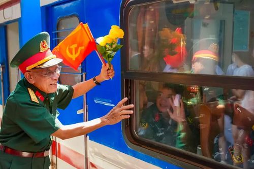 Người dân lưu luyến tiễn 659 chiến sĩ hoàn thành nhiệm vụ diễu binh A80 tại ga Hà Nội
