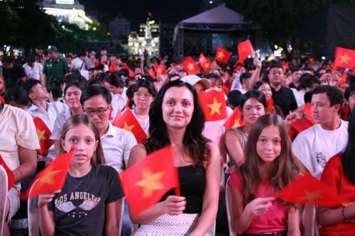 Khán giả đội mưa xem trọn 'Ánh sao độc lập'