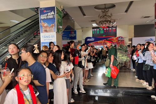 Người dân Hà Nội quyến luyến tạm biệt các khối diễu binh, diễu hành trở về đơn vị