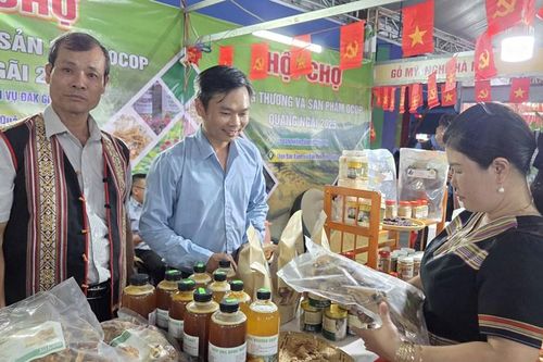 Hơn 25 nghìn lượt khách đến tham quan, mua sắm tại Hội chợ Công Thương và OCOP