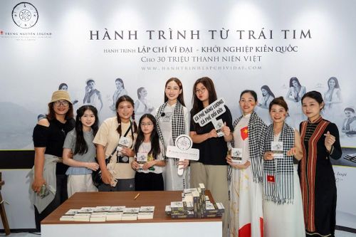 Các người đẹp tỏa sáng cùng Trung Nguyên Legend tại Triển lãm Thành tựu đất nước