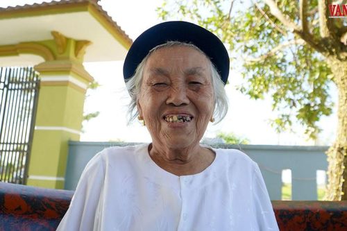 Người mẹ từ chợ quê ngồi cạnh Tổng Bí thư Tô Lâm trong Lễ diễu binh