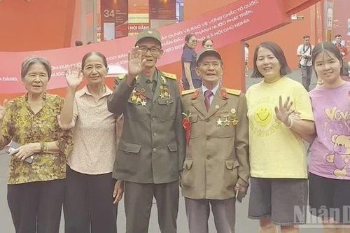 Xúc động nhìn đất nước đổi thay tại triển lãm 95 năm Cờ Đảng soi đường