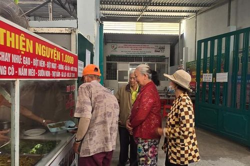 Ấm lòng suất cơm thiện nguyện 1.000 đồng