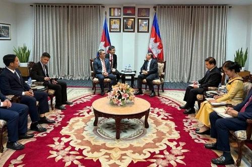 Tổng Lãnh sự Việt Nam tại Battambang Trần Tuấn Anh trình Thư ủy nhiệm lãnh sự