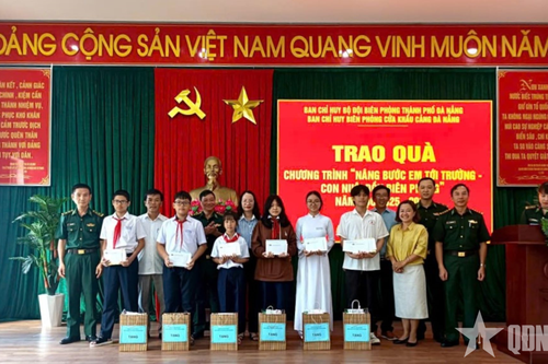 Biên phòng cửa khẩu cảng Đà Nẵng trao quà chương trình 'Nâng bước em tới trường - Con nuôi Đồn Biên phòng'