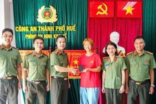 Trao trả điện thoại cho nữ sinh viên Nhật Bản