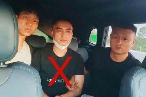 Vừa xuống xe đã bị tóm