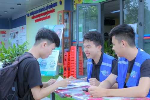 Ký túc xá ĐHQG TP. HCM tăng cường sinh viên tình nguyện hỗ trợ chỗ ở cho tân sinh viên