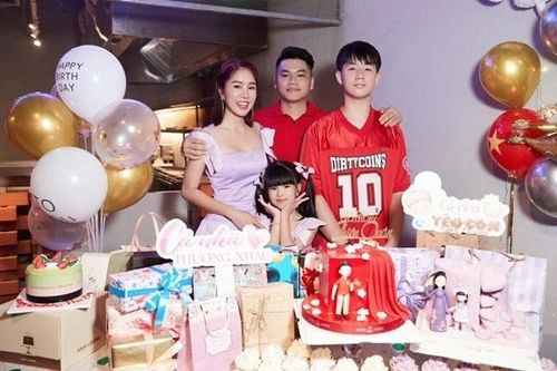 Lê Phương tổ chức sinh nhật chung cùng hai con