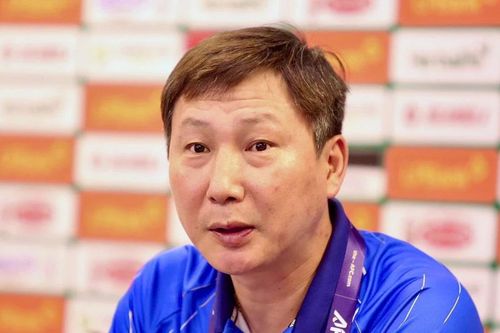 HLV Kim Sang Sang Sik chia sẻ điều đặc biệt về khán đài sân vận động Việt Trì