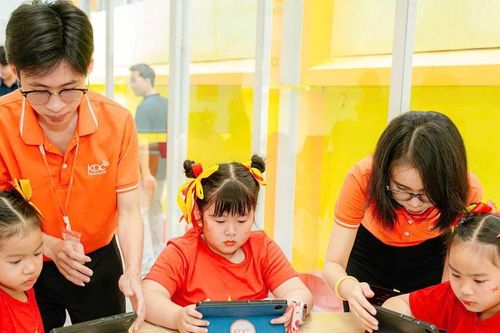 Khánh thành phòng học Kỹ năng Công dân số trong trường tiểu học